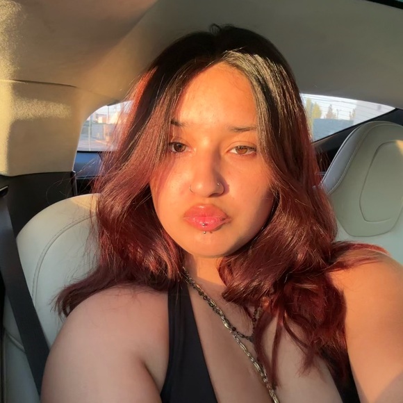 Meet your Posher, Xochilt - Picture 1 of 2